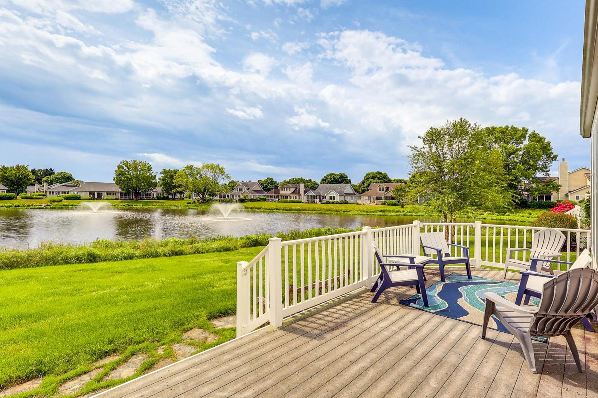 Sunny Lewes Home With Sunroom, Deck And Pond View Exterior photo