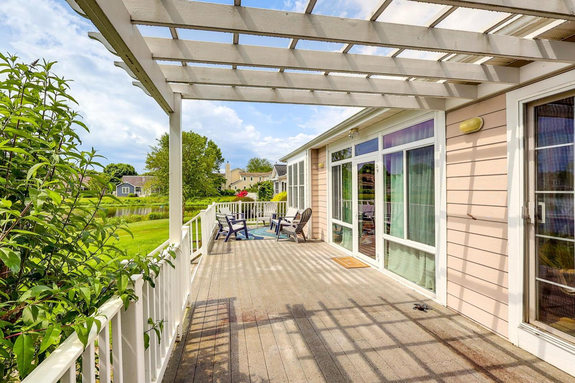 Sunny Lewes Home With Sunroom, Deck And Pond View Exterior photo