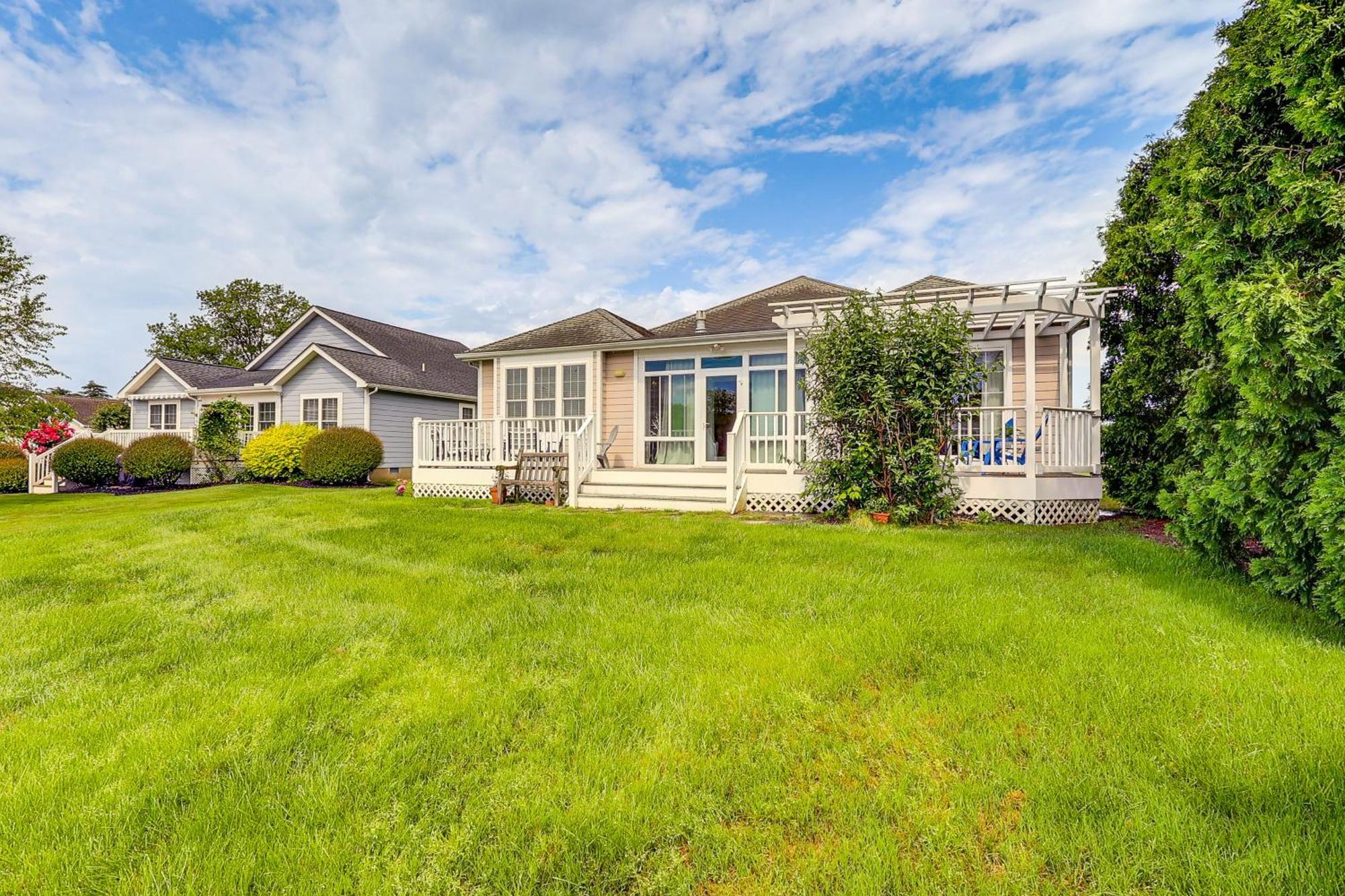 Sunny Lewes Home With Sunroom, Deck And Pond View Exterior photo