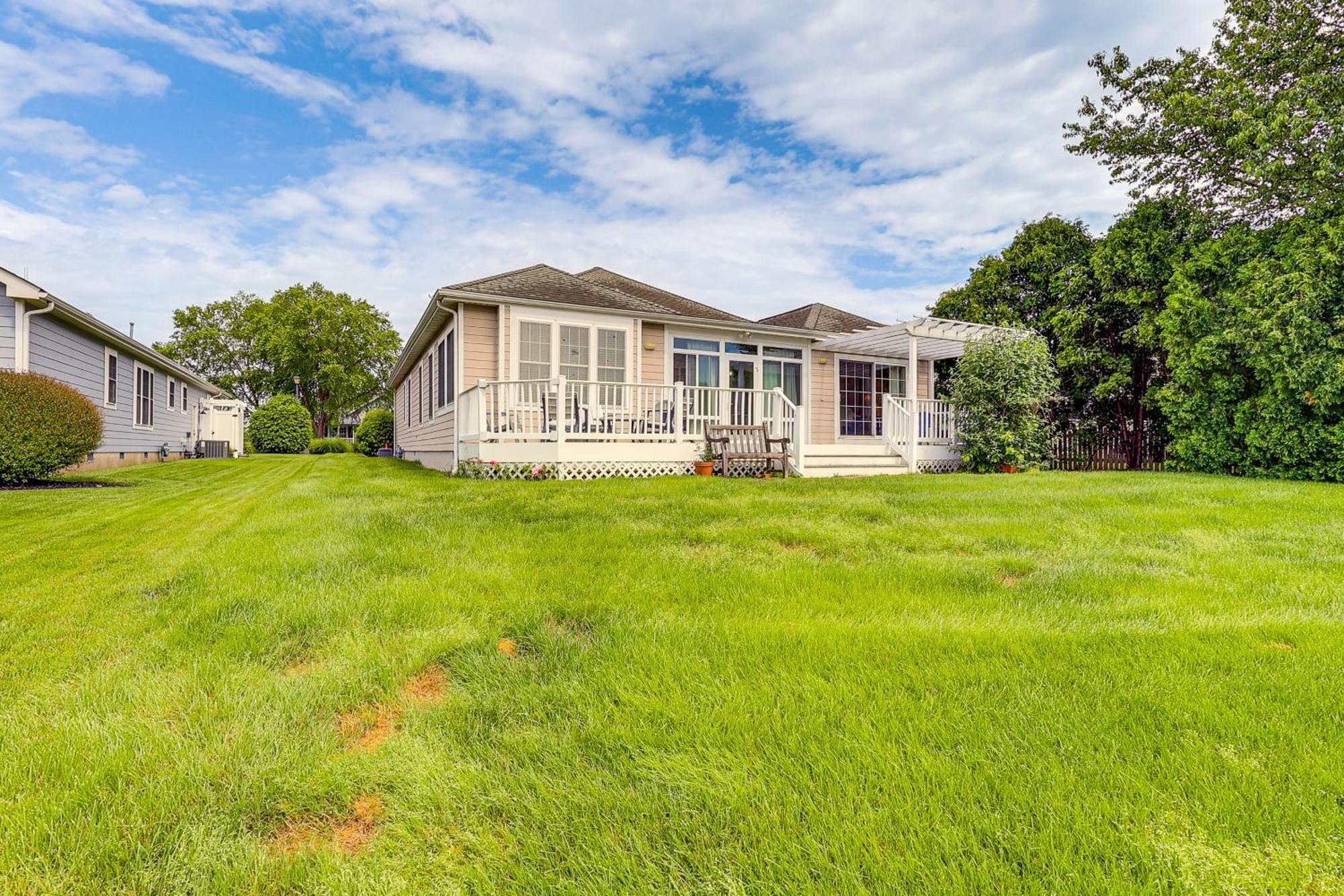 Sunny Lewes Home With Sunroom, Deck And Pond View Exterior photo