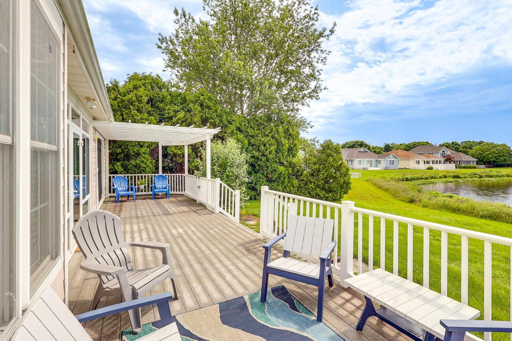 Sunny Lewes Home With Sunroom, Deck And Pond View Exterior photo